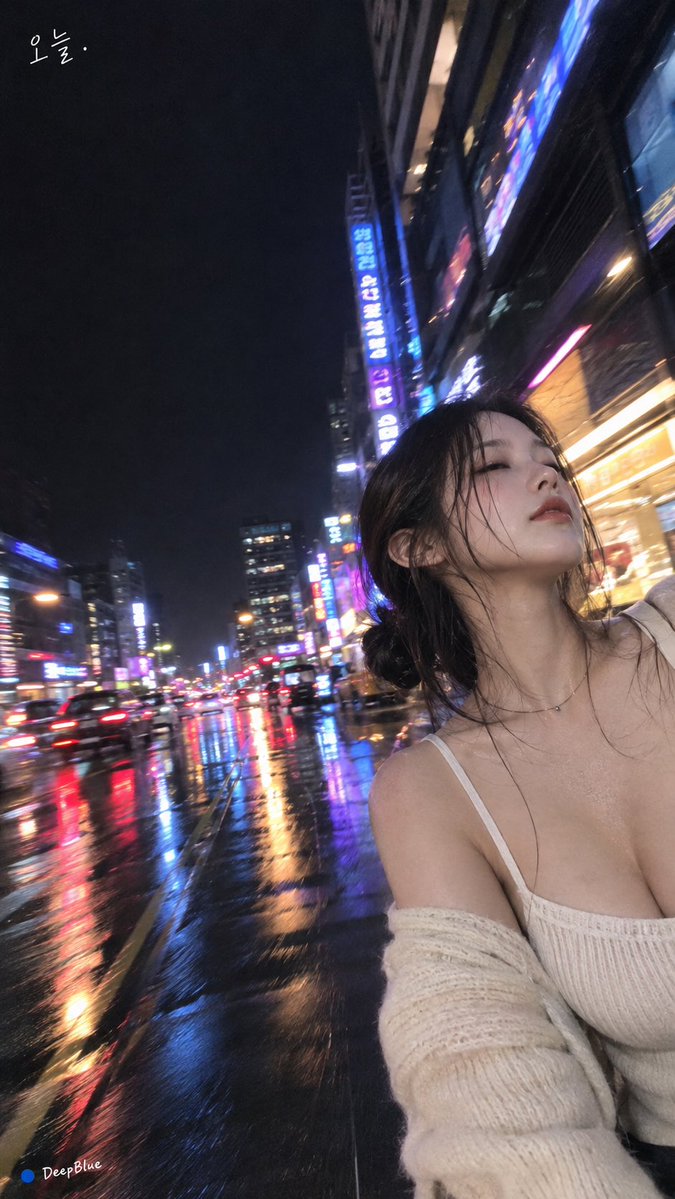 9:16竖幅，真实手机摄影。韩国成年女性，白皙自然肤质，深色头发随意扎成低松发髻，几缕湿发垂落脸侧；米白色细肩带针织上衣，宽松米白针织开衫自然滑落肩部，极细金属项链。 深夜韩国城市街头，雨后湿...