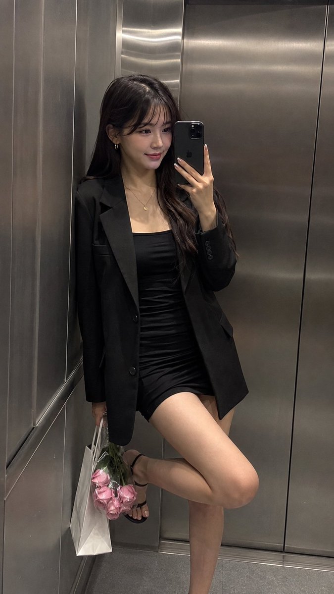 保持这位显然是成年女性的确切身份、面部特征、身材比例、肤色以及自然的不对称性。超写实的 Pinterest 风格 iPhone 15 Pro M...